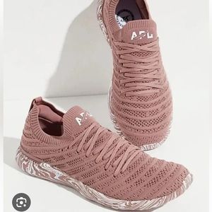 Women's APL TechLoom Wave in color beachwood marble white NWT size 7.5